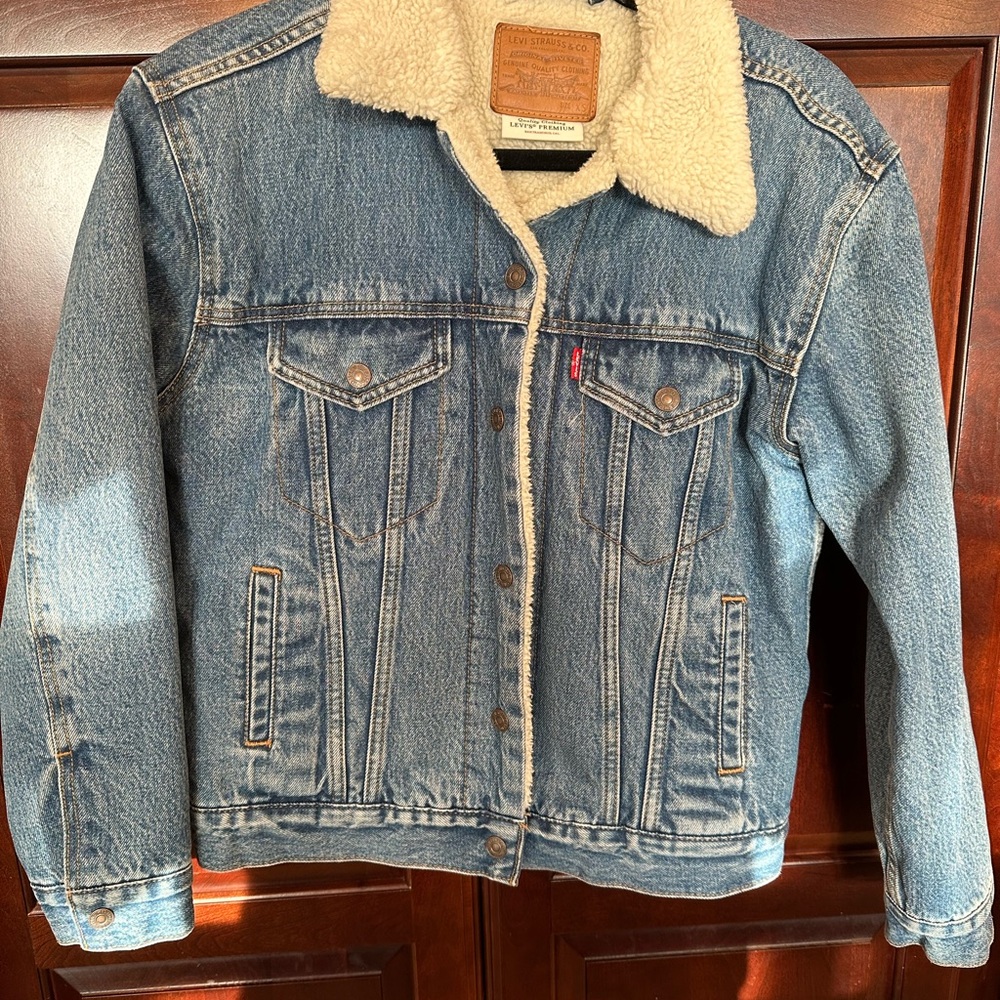 Levi's 90’s Denim Trucker Jacket with Cream Sherpa.